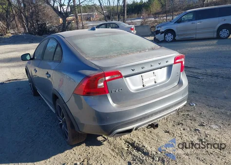 2016 Volvo S60 Cross Country T5 Platinum z USA, uszkodzony, nr VIN YV4612UM3G2000585